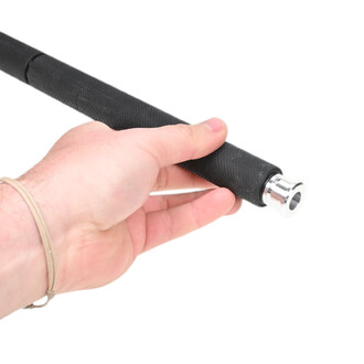 Manche noir à grip texturé avec embout amovible Fusion 22mm Threeworlds en métal argenté à l’extrémité, tenu par une main.