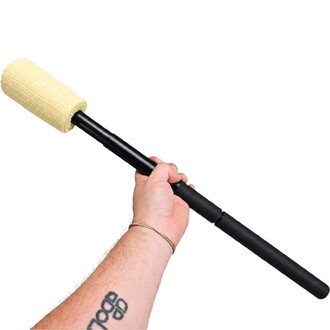 Main d'une personne tenant un staff de jonglerie en fibre noire avec un embout feu Sushi en kevlar beige fixé à l'extrémité, modèle Contact Fusion de Threeworlds.