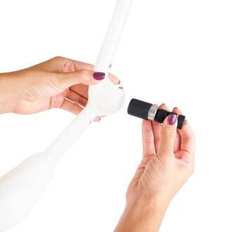 Image montrant deux mains installant un embout quick release noir et argenté sur une perche blanche Dragon Threeworlds.