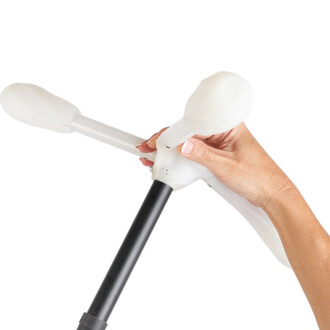 Embout quick release Dragon Threeworlds blanc en silicone fixé sur une perche noire, tenu par une main.