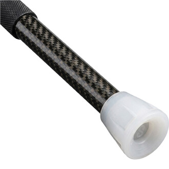 Gros plan d'un embout en silicone blanc Fusion sur une tige en fibre de carbone tissée noire.