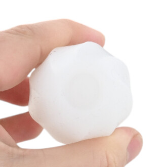 Gros plan d’un embout spiralé blanc Lumi Pro tenu entre le pouce et l’index, vue rapprochée.