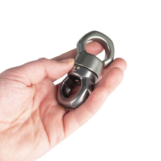 Émerillon aérien Prodigy SR-2 petit en métal gris, tenu entre le pouce et l’index d’une main.