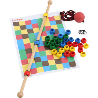 Jeu de motricité comprenant une règle en bois, des cerceaux en bois de différentes couleurs (rouge, jaune, vert, bleu), un ballon rouge avec une corde, un tapis de jeu quadrillé coloré, et deux élastiques noirs.