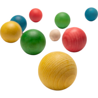 Boules en bois de différentes couleurs, incluant des teintes de jaune, rouge, vert, bleu et beige, disposées de manière aléatoire sur un fond blanc.