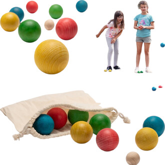 Ensemble de pétanque Pedalo® comprenant plusieurs boules en bois de couleurs variées (rouge, vert, bleu, jaune, et beige) ainsi qu'un sac en toile contenant des boules. Deux jeunes filles jouent avec les boules sur le côté de l'image.