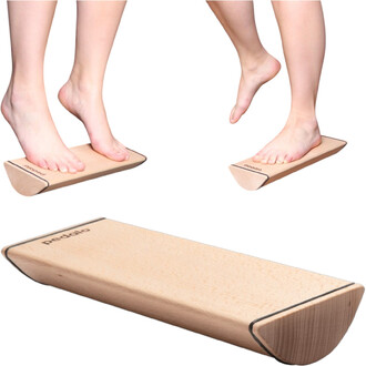 Plateforme de balance en bois avec des pieds nus qui se tiennent dessus, montrant les côtés et le dessus du produit. Le design est simple et élégant, avec des bords arrondis et le logo pedalo inscrit.