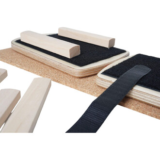 Supports de jonglerie en bois avec des surfaces en feutre noir, accompagnés de barres en bois. Monté sur une base en liège, le tout est conçu pour la pratique de la jonglerie.