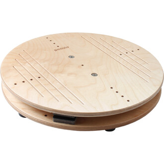 Planche de jonglerie en bois de hêtre, ronde, avec des lignes et des perforations pour améliorer l'adhérence et la stabilité. La surface est lisse et le design élégant permet une utilisation polyvalente. Équipée de patins antidérapants en dessous pour un 