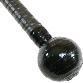 Mise en avant de l'épée de contact feu, montrant une forme allongée avec un manche texturé et une extrémité en forme de boule. La surface est noire et brillante, avec un revêtement visible.