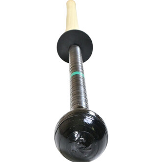 Épée de contact feu avec une poignée en bois, une tige en matériau noir et une tête sphérique. La poignée est dotée d'un anneau noir et d'une bande verte décorative sur la tige.