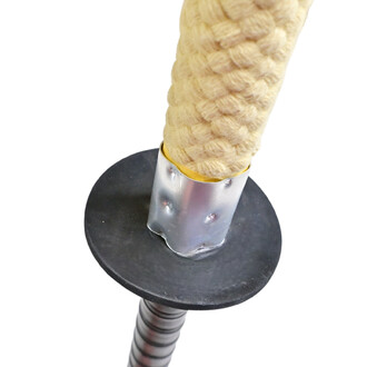 Détail d'une épée de contact feu, montrant la garde circulaire en métal, le pommel doré et le manche en corde tressée beige. La partie visible du manche est striée pour une meilleure prise.