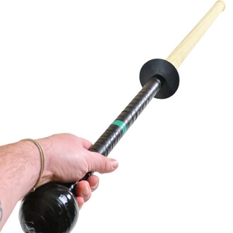 Épée de contact feu avec une poignée enroulée et une finition noire. La lame est visible, offrant un design épuré. Une main tient fermement l'épée, mettant en évidence sa prise.