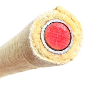 Vue rapprochée de l'extrémité d'une épée de contact feu, montrant un centre rouge avec un cerclage métallique, surmonté d'une texture enroulée de matériau léger et résistant.