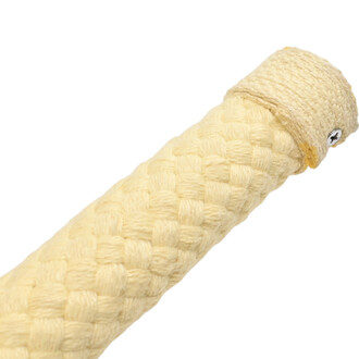 Poignée tressée en matériau naturel de l'épée de contact feu, avec une finition soignée et des détails de couture.