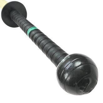 Espada de contato com fogo – detalhe do cabo: cabo preto com empunhadura trançada, disco de guarda preto e pomo preto, com uma faixa verde ao redor da empunhadura.