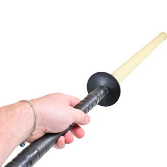 Main tenant une épée de feu de 1 mètre, avec une poignée noire et une lame enroulée de matériau léger, prête à être utilisée pour des performances de jonglerie.