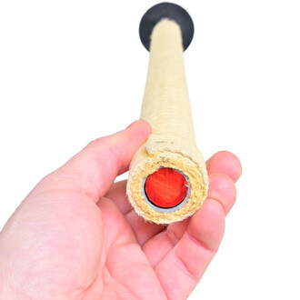 Épée de Feu de 1 mètre, tenue par une main, montrant le détail de la prise et l'extrémité avec un embout rouge. La tige est recouverte d'un matériau pâle, donnant un aspect soigné et professionnel, adapté au jonglage avec flammes.