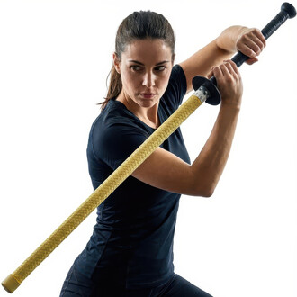 Femme en posture dynamique tenant une épée de feu d'un mètre avec une poignée noire et une lame jaune tressée, vêtue d'un t-shirt noir, sur fond blanc.