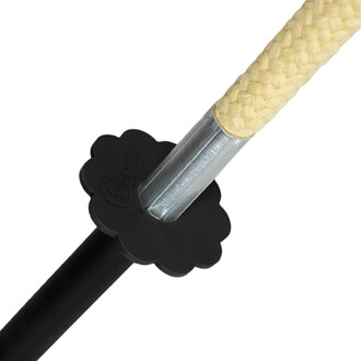 Poignée d'épée de feu Flames n’ Games 90 cm : manche tressé en corde beige avec bague métallique argentée et embout noir en forme de fleur sur la hampe noire.