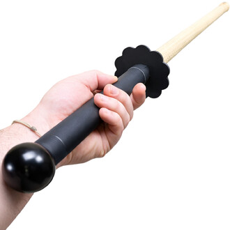 Épée de feu Flames n’ Games 90 cm, poignée noire avec garde en forme de fleur et lame en bois clair, tenue par une main