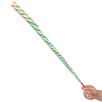 Épée laser en papier avec un design coloré en vert et orange, tenue par une main. La tige est de forme allongée, terminée par une pointe rouge.