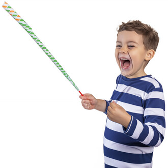 Enfant souriant et tenant une épée laser en papier, vêtue d'un t-shirt à rayures bleues et blanches, avec une expression joyeuse. L'épée est colorée avec des motifs verts et oranges.