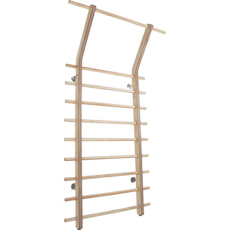 Échelle de gym en bois avec plusieurs barreaux horizontaux, conçue pour s'accrocher au mur. Elle possède deux barres supérieures en forme de U et est fixée par des supports métalliques.