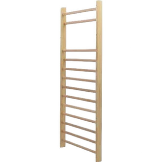 Échelle de gymnastique en bois naturel avec plusieurs barreaux horizontaux.