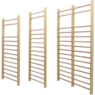 Espalier en bois Sarneige composé de trois modèles verticaux, chacun doté de plusieurs barreaux horizontaux pour la pratique de la gymnastique et des exercices. Les structures sont en bois clair, bien finies et avec un design épuré.