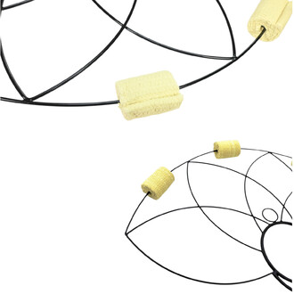 Détail d’eventails Fleur de Lotus : cercles en fil métallique noir avec embouts cylindriques en mousse jaune.