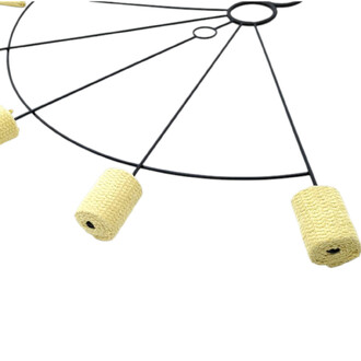 Éventails de feu à cinq branches avec poignées enveloppées de corde beige et câbles noirs reliés à un anneau central (Russian Grip).