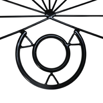 Détail de la structure d'un éventail de feu Nautika, montrant le cercle central et les tiges noires qui soutiennent le design.