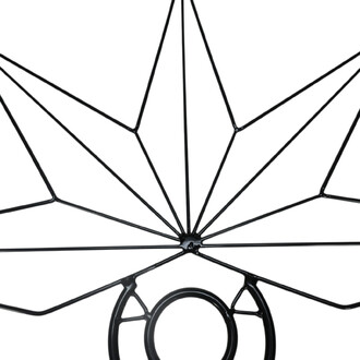 Eventails de feu Nautika, détail du cadre en métal noir avec bras rayonnants disposés en étoile, montés autour d'un cercle central.