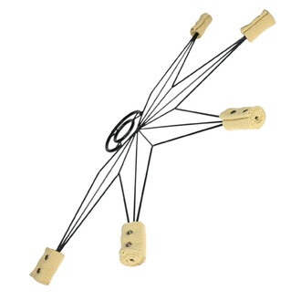 Eventails de feu Nautika, structure en métal noir avec quatre poignées en tissu beige. Les poignées sont enroulées et fixées, chacune dotée de deux boutons métalliques. Ce produit est conçu pour les performances de jonglerie avec des flammes.