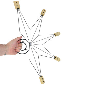 Eventails de feu Nautika, présentant une main tenant un éventail avec une structure en métal noir et des poignées en matériau beige. Les branches de l'éventail forment une étoile avec plusieurs points, prêtes à être utilisées pour des performances de jong