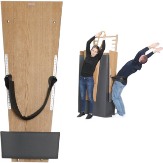 Image d'un équipement de stretching, avec une planche en bois fixée à un support gris. À gauche, une sangle noire est visible au bas de la planche. À droite, deux personnes utilisent l'appareil : une femme tire sur une barre en bois tandis qu'un homme s'é