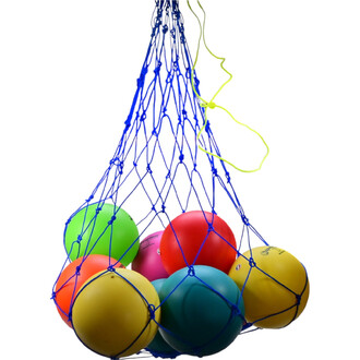 Filet de porte-ballons en maille bleue contenant plusieurs ballons de couleurs variées, y compris du vert, rouge, bleu, jaune et rose, suspendu par une corde.