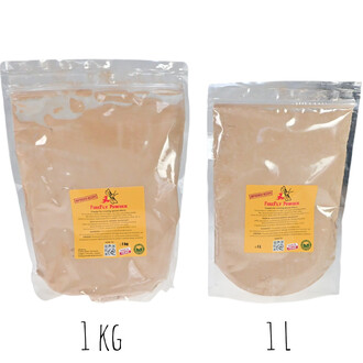 Sacs de poudre FireFly Liko, un format de 1 kg à gauche et un format de 1 L à droite, chacun avec une étiquette jaune indiquant le produit, des instructions et des informations de sécurité. Les sacs sont en plastique transparent, montrant la poudre à l'in