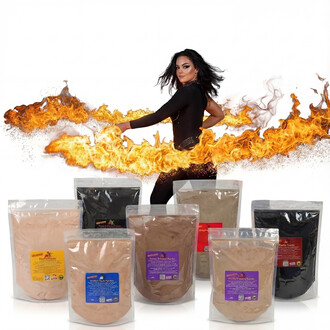 Femme en tenue noire effectuant une performance avec des flammes dans son sillage, entourée de sachets de poudre Liko Firefly de différentes couleurs et formats, sur fond blanc.
