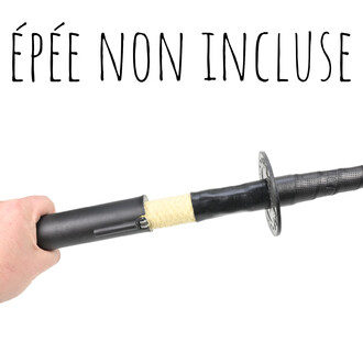 Fourreau noir tenu par une main, avec le texte ÉPÉE NON INCLUSE sur fond blanc.