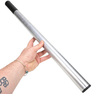 Fourreau auto-allumant Gora en aluminium argenté avec embout noir, tenu par une main sur fond blanc.