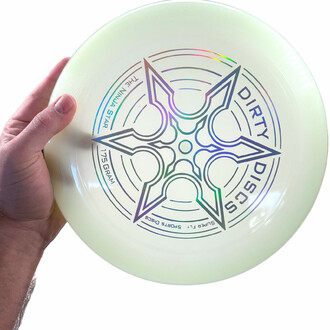 Frisbee phosphorescent tenu dans une main prêt à être lancé