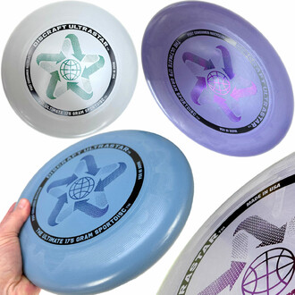 Close-up on the ergonomic grip: The ergonomic design of the UltraStar frisbee allows an easy and comfortable grip for precise and controlled throws.