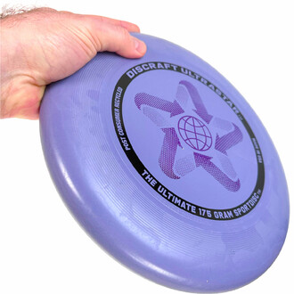 Perfect grip: Thanks to its ergonomic design, the UltraStar frisbee is easy to grip and throw, allowing fluid and precise movements.