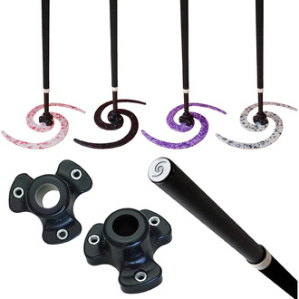 Trois bâtons de jonglage Full Dragon sont présentés, chacun ayant des embouts colorés en forme de spirale : rose pâle, noir scintillant, violet et marbré. En bas à gauche, deux bases noires pour maintenir les bâtons et, à droite, un aperçu d'un bâton noir