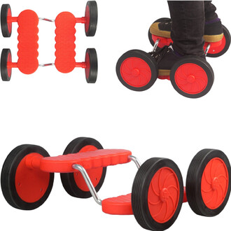 Fun Racer Status : appareil rouge et noir à roulettes avec plateforme texturée et quatre grandes roues, utilisé sur les pieds.