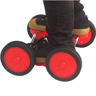 Fun Racer Status – personne debout sur la plateforme rouge avec quatre grandes roues rouges et noires.