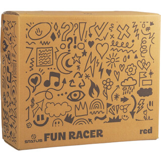 Boîte en carton brun décorée de dessins noirs avec l’inscription FUN RACER et red sur le devant (packaging du produit Fun Racer Status – couleur rouge).