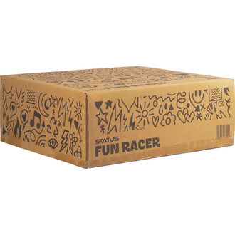 Boîte en carton kraft décorée de motifs doodle noirs, avec le texte « STATUS FUN RACER » sur le devant.